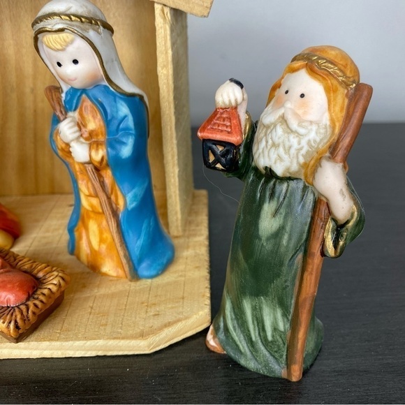 Vintage Home For The Holidays Wood Crèche & Porcelain Nativity Set, Complete - Picture 5 of 12